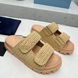 Raffia Sandalias de diseñador para mujer Mulas Plataforma de cuña Flip Flip Fabré de crochet Flatform Sandal Sandal Toats Flat Low Toel abierto Slip-on Beach Slipper