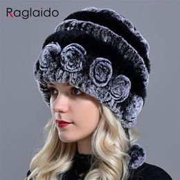 Chapeaux d'hiver Raglaido pour les filles chapeau de fourrure des femmes vrai lapin rex Bonnet floral Bonnet tricoté avec des boules crânes bonnets 55 59cm LQ11280 220817