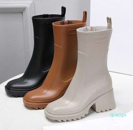 Rain Boots 2022 Nouveaux designers de luxe Femmes Bottes de pluie Angleterre Style imperméable Welly Caoutchouc Eau Pluies Chaussures Bottines Bottines 554