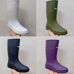 Botas de lluvia de goma de diseñador Botas hasta la rodilla 23FW Botas de lluvia de lujo Zapatos de agua Plataforma hasta la rodilla Botas impermeables de estilo informal NO431