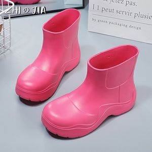 Bottes de pluie de haute qualité femmes 2023 décontracté mode semelle épaisse court extérieur Slip imperméable couleur unie chaussures 230721