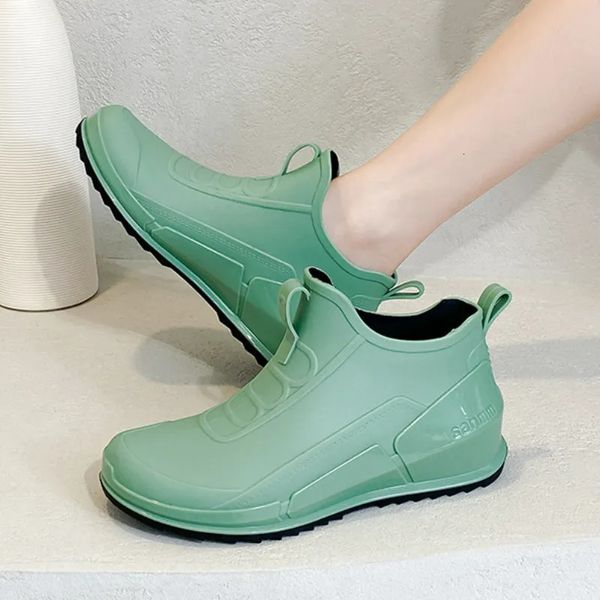 Botas de lluvia Mujer Zapatos de lluvia Botas de goma impermeables Damas Casual Slip-on Pisos Botas de lluvia Mujer Aislamiento Jardín Galoshes Botas De Chuva 230927