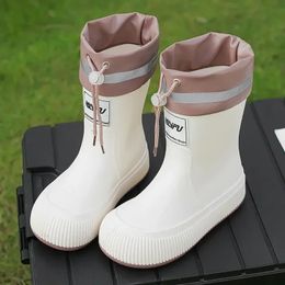 Boots de pluie Femmes anti-glissement Tendance légère Chaussures de pluie douce Pêche extérieure Sole épaisse chaussures imperméables Fashion Comfy 240514