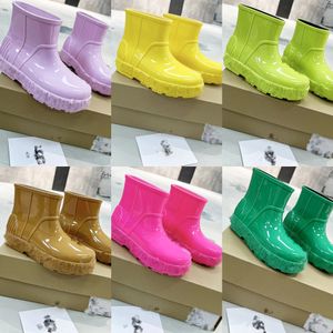 Pluie Femmes Designer Australie Ugglies Bottes d'eau imperméables antidérapantes à mi-tube Chaussures en caoutchouc TPU Couvre-chaussures de cuisine pour des raisons Botas De Mujer bottes UGG11