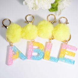 Arc-en-ciel couleur 26 initiales lettre clé pendentif avec jaune moelleux pompon mode filles breloques sac à main voiture pendentif porte-clés bijoux