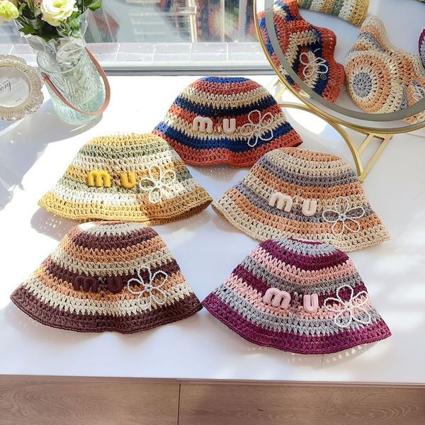 Sombrero de cubo de diseñador de color arcoíris con sombreros de paja tejidos a crochet a mano estilo dopamina con letras bordadas para un sombrero de playa de vacaciones de moda