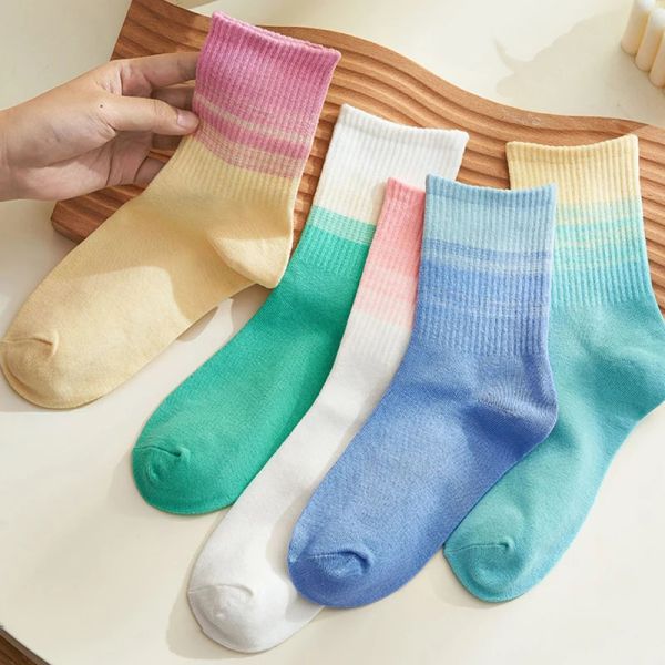 Chaussettes rayées arc-en-ciel pour femmes, chaussettes colorées en coton doux, Tube moyen pour filles, chaussettes de Sport décontractées