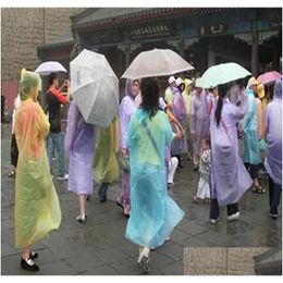 Raincoats 2000pcs PE jetable imperméable Adt Onetime d'urgence capuche imperméable Poncho voyage Cam doit manteau de pluie vêtements de pluie en plein air Dro Dhjwe