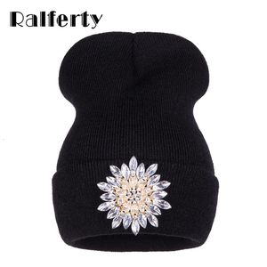 Ralferty chapeaux d'hiver pour femmes tricotées de fleur de luxe Crystal Bons de gamans femelles Caps Black Streetwear Gorras Gorro 240528