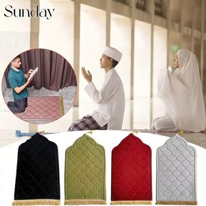 Ramadan aanbiddingmat voor moslim flanellen reliëf tapijt islamitisch knielen gebed Tapijt zachte niet-slip draagbare familie gebedsvloer matten240513