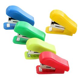 Willekeurige kleur Stapler Solid Office Stationery Leuke mini zonder Stapler Student Gebruik klein draagbaar plastic voor nr. 10 nietjes