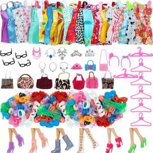 Willekeurige poppenkledingaccessoires voor Barbie American Girl Shoes Boots Mini Dress Handtassen Kronen Hangers bril Kleding Groothandel Kids speelgoed