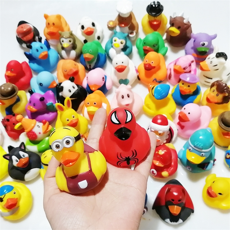 Random Mini Colorful Gomma Float Squeaky Sound Duck Bath Toy Baby Water Pool Toys Divertenti per ragazze Ragazzi Regali LJ201019