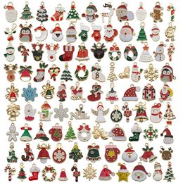 Mix willekeurig Meng 2040100pcs Email Kerstmis Charms Sneeuwman Santa Tree Rendier Pendant voor doe -het -zelf sieraden maken Accessoires 240408