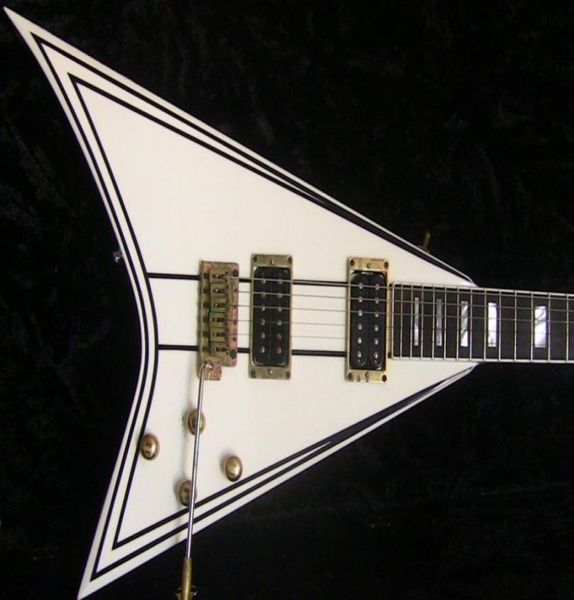 Randy Rhoads RR 1 Black Pinstripe White Flying V Guitarra eléctrica Bloque de hardware dorado MOP Inlay Tremolo Bridge Whammy Bar6221568