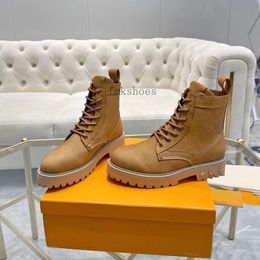 Bota de tobillo Ranger Diseñador hombres Mujeres Botas Botas de combate Ranger planas Bota de tobillo Paris Metropolis Territorio de cuero Zapatilla de deporte de invierno Moto Biker Trainer Botines 05