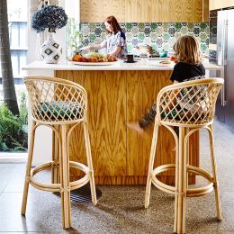 Rattan geweven hoge krukken natuurlijke echte rattan back keukenbar stoel retro geïnspireerde eetkamerstoel voor restaurant