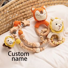 Hochets mobiles 1 pièces bébé personnalisé hochets en bois Crochet Lion bébé nom personnalisé sucette chaîne Bracelets de dentition rongeur né cadeaux 230420