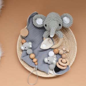 Rattles Mobiles Venta al por mayor Crochet Elephant Series Bib And Baby Rattle Teethers Set Wodden Bracelet Cotton Chupete Clips para niños Juguetes 230518