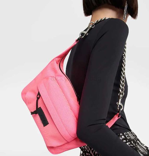 Raver Medium Bag bandoulière en maille de chaîne argentée nylon recyclé rose fluo Sacs à bandoulière de créateur de luxe Fermeture zippée à double extrémité sac à main en cuir noir Summer 23 Purs