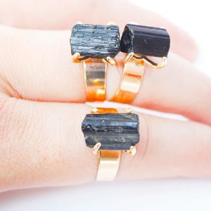 Rague brute Black Tourmaline Residable Golden irrégulier authentique Stone rugueuse à main