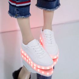 Rayzing Men Chaussures décontractées Unisexe Chaussure Tenis LED Simulation ARRESSOIRES LED LED LACES LACES MAL MALES CHAPELLES LUMINES ADULTES FEMME 240408