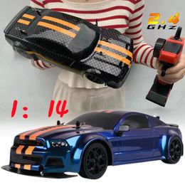 RC Car 4WD 2.4G 30 KM / H Alta velocidad Drift Racing Radio Control Machine 1/14 Control remoto Coche Juguetes para niños Regalos para niños 231226