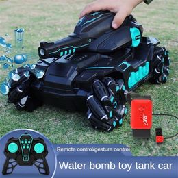 RC Auto Big Size 4WD Tank Bom Shooting Competitive Gesture Controlled Afstandsbediening Drift Volwassen Kinderen Speelgoed 220315