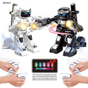 Robot RC EBORUI Robot de combat RC 2.4G Robot RC de combat humanoïde avec deux manettes de contrôle Véritable expérience de combat de boxe cadeau pour les enfants 230714