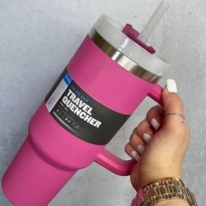 Klaar voor verzending 40oz Hot Pink Tumblers Cups Mokken met handvat Geïsoleerde Tumblers Deksels Stro RVS Koffie Thermos Cups