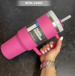 Klaar voor verzending 40oz Hot Rose Pink Tumblers Cups Mokken met handvat Geïsoleerde Tumblers Frosted Deksels Stro Thermos Cup Populair u1121