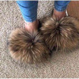 Diapositivas de piel real 2020 Verano Lindo Fluffy Venta al por mayor Zapatillas de mapache a granel Moda natural Pisos de playa Jamaica Dropshipping Q0523