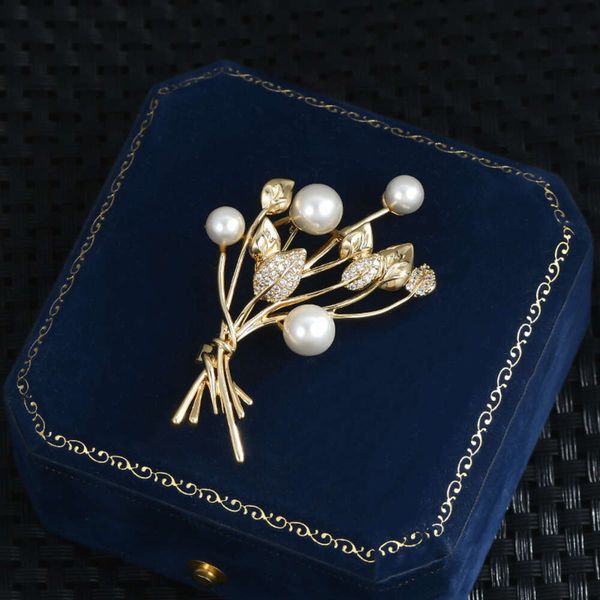 Real Gold Electroplated Micro Inlaid Zircon Leaf Pearl Bouquet petit de style parfum Broche de banquet haut de gamme, accessoire tendance