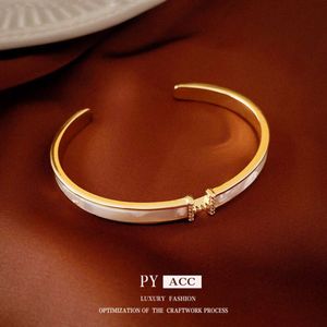 Real Gold Electroplated Huile Droping Zircon Letter Bracelet Open Instagram Fashionable, Simple, Bracelet léger, artisanat de haute qualité pour les femmes