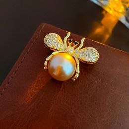 Echte gouden geëlektroplateerde zirkoon bijen parelbroche mode temperament pin licht luxe high-end accessoires fabrikanten groothandel