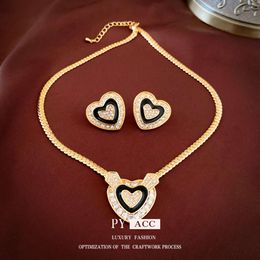 Real Gold Electroplated Zircon Love Earge Bround avec une chaîne de collier clair et un ornement de collier vintage moyen pour les femmes