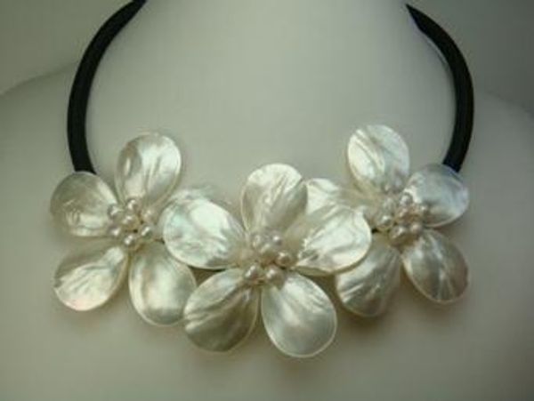 Collar de flor de concha natural de perla real, collar de cuero negro de perla de agua dulce blanca de 5-6 mm y flor de concha de agua salada