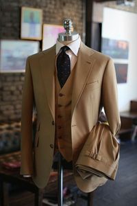 Real Photo Khaki Trajes de negocios para hombre Hombre guapo Traje de fiesta Vestido de fiesta Muesca Solapa Novio Esmoquin (chaqueta + pantalones + chaleco + corbata) NO: 434