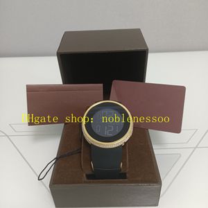 Photo réelle avec boîte d'origine Montres Unisexe Hommes Dames 44 mm Quartz Numérique Or jaune 18 carats Lunette diamant Ya114207 Cadran noir Double heure Bracelet en caoutchouc Montre de sport