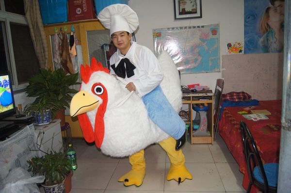 Imagen Real hombre montando gallo mascota disfraz vestido de lujo para Halloween carnaval fiesta soporte personalización