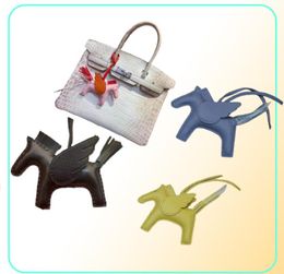 Echte schapenvachtleer Bag Charm Keychain Hoogwaardige Pony Pendant Classic Handtas Ornament gemaakt met handbeveren voor auto of Home5394757