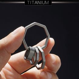Echte titanium legering Key Rings Key Chains Buckle hanger Super lichtgewicht man auto sleutelhanger voor mannelijk creativiteit Gift Groothandel