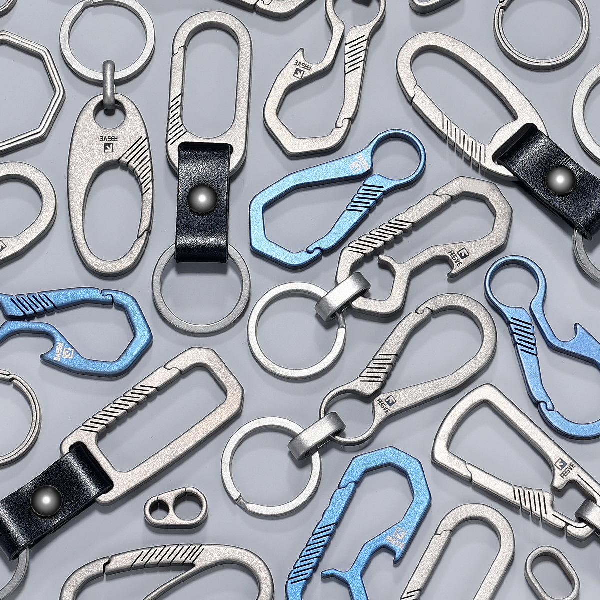 Verkliga titannyckelringar Män EDC Lätt för bilnyckelkedjan Buckle Key Rings Holder Tool Högkvalitativ Carbiner Accessories Gift