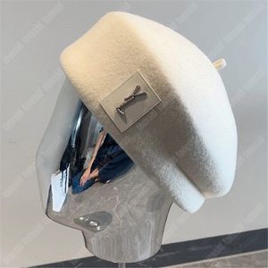 Echte Wol Designer Baret Hoed Voor Vrouwen Warme Mode Winter Hoeden Motorkap Zilveren Gesp Dames Baretten Luxe Hoeden Pet muts