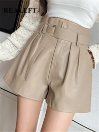 REALEFT automne hiver femmes Faux cuir PU Shorts avec ceinture taille haute dames élégant pantalon court poche femme 240314