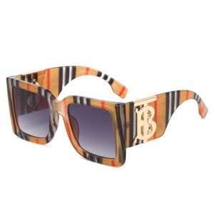 Rectangle Lunettes de soleil Luxury Designer Sunglasses Man Women Femmes Unisexe Designer Goggle Beach Sun Glasses Retro Frame Design UV400 avec boîte très jolie