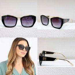 Rechthoekige cat eye-zonnebril van acetaat, metalen poten, brilpootje met metalen letterlogo, top met metalen frame dat twee lenzen verbindt, gradiëntmode Gafas de sol SMU02Y