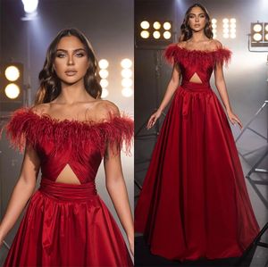 Rood A-lijn avondjurken Veren Off-shoulder Feestgalajurk Ruffle Formele lange rode loperjurk voor speciale gelegenheden