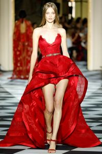Rouge une ligne robes de bal sans bretelles sans manches ceinture à plusieurs niveaux appliques dentelle robes de soirée salut Lo robe de soirée