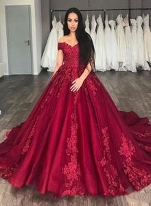 Vestidos de novia rojos de una línea para la novia nigeriana Iglesia africana modesta de Oriente Medio con vestido de novia con apliques y hombros descubiertos Tren capilla